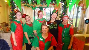 Festive fun day as Mossley care home celebrates Elf Day